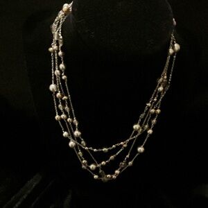 Chic Multi-Strand Pearl Necklace in Silver and Gold